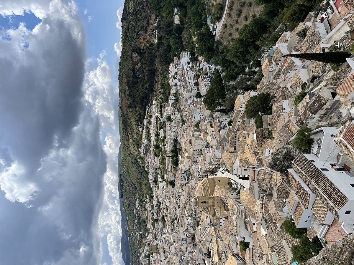 Yakınında Roma ve Visigotik yerleşim kalıntılarıyla ünlü, Las Peñas de los Gitanos olarak bilinen geniş bir arkeolojik alan olan Montefrio kasabası, Granada ilindeki en zengin tarihî ve kültürel miraslardan birine sahip​tir.