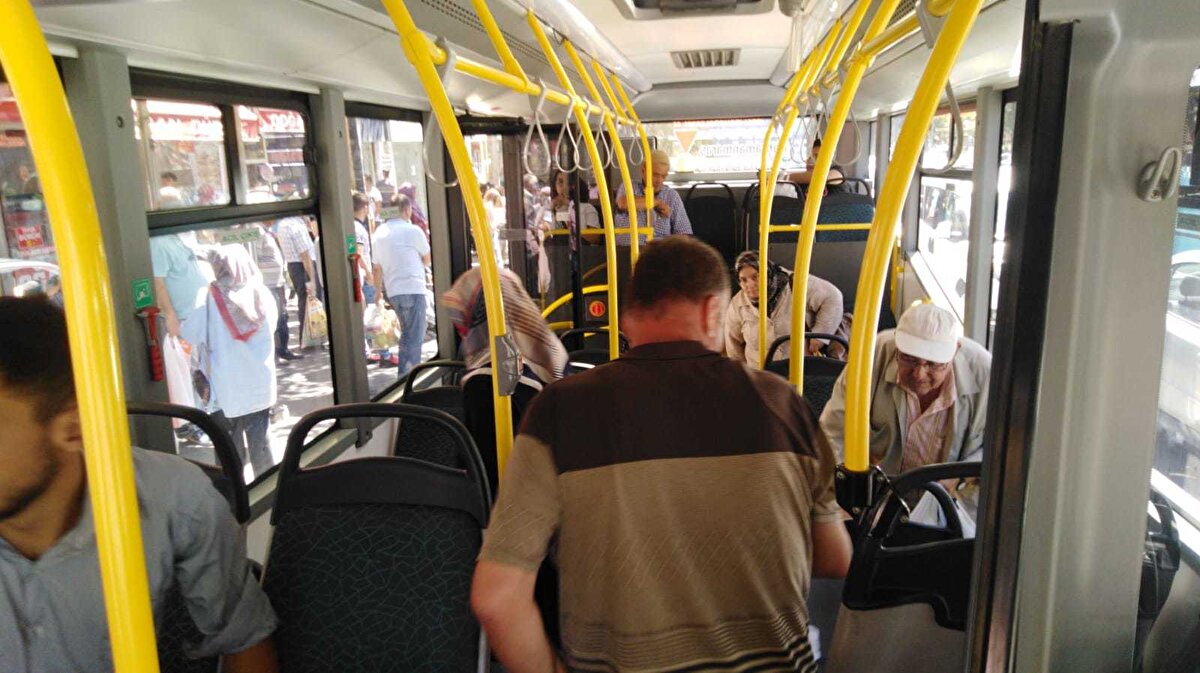 “SABUN VE SU BULUNMUYORSA EL DEZENFEKTANI KULLANILMALI”<br><br>Otobüs, tren ve metro gibi toplu taşıma araçlarının hastalık bulaşması açısından yüksek riskli alanlar olduğuna dikkat çeken Prof. Dr. Yılmaz, “Çalışmalar toplu taşıma araçlarının grip, soğuk algınlığı ve solunum yolu enfeksiyonları gibi hastalıklara neden olabilecek çeşitli bakteri ve virüsleri barındırabileceğini göstermiştir. Toplu taşımada hastalık bulaşması için ana risk faktörlerinden biri yolcuların birbirine yakın olmasıdır, bu da solunum damlacıklarının bir kişiden diğerine yayılma potansiyelini artırır. Ayrıca birçok yolcu tırabzanlar, koltuklar ve kapılar gibi ortak yüzeylere dokunabilir, bu yüzeyler bakteri ve virüslerle kirlenebilir ve potansiyel olarak enfeksiyon bulaşmasına yol açabilir. Toplu taşımada hastalık bulaşma riskini azaltmak için göz önünde bulundurulması gereken birkaç husus vardır. Öncelikle yolcular ellerini sabun ve su ile yıkamalı, su bulunmadığında el dezenfektanı kullanmalıdır. Ayrıca yolcular yüzlerine dokunmaktan kaçınmalı ve mümkün olduğunca yakın temastan kaçınmalıdır. Toplu taşıma yetkilileri ise temizlik ve dezenfeksiyonu artırmak ile kalabalığı azaltmak için adımlar atabilir” diyerek konuşmasını sonlandırdı