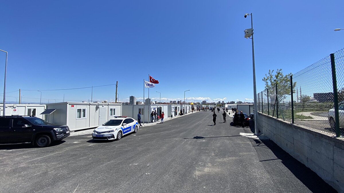 Dağıtılan nohutlu pilavın ardından konteynerlerine dönenlerin bazılarında karın ağrısı ve kusma şikayeti başladı.