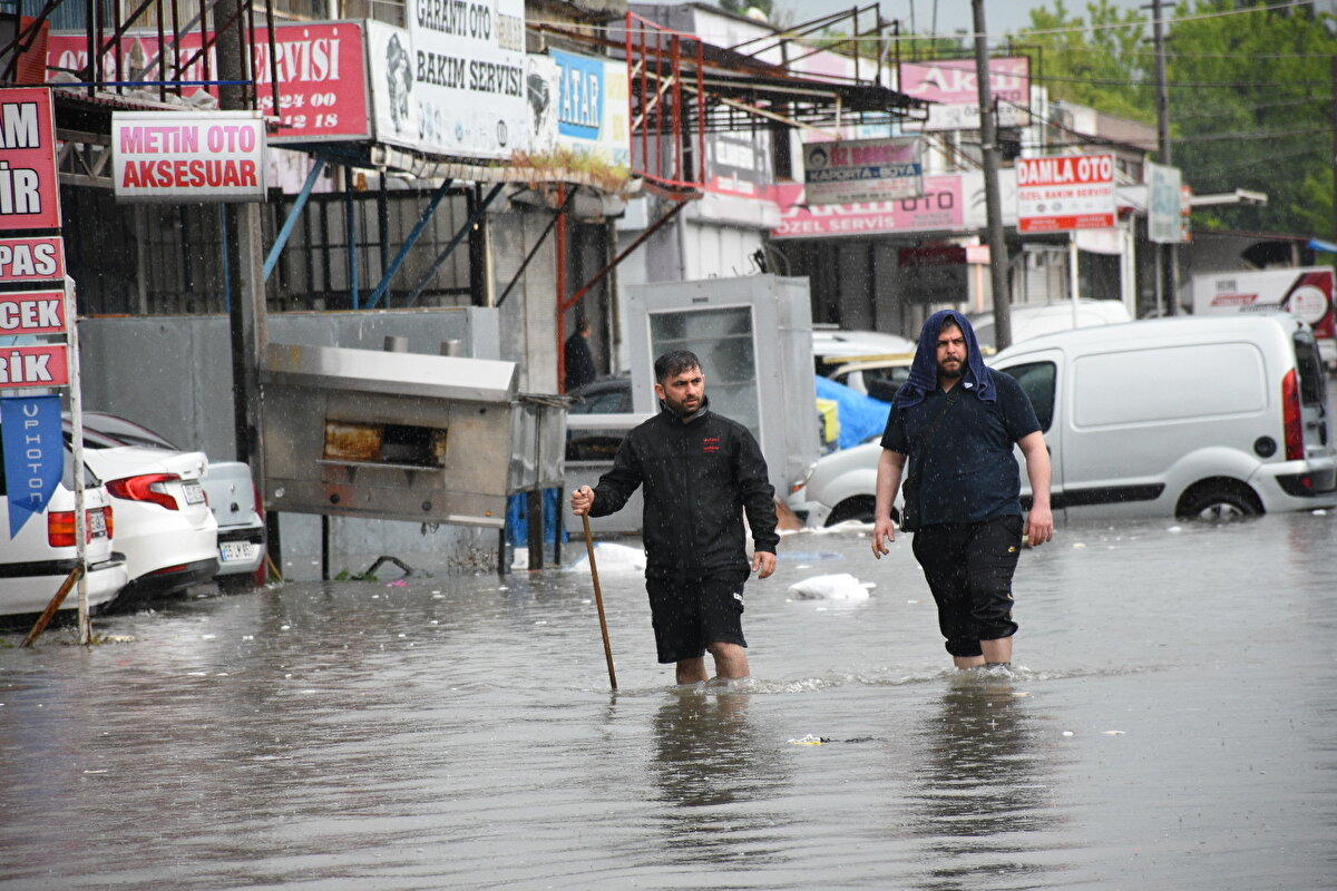 Öte yandan Samsun'da dün akşam saatlerinden itibaren etkili olan sağanak birçok ilçede zarara yol açtı. Şehir merkezindeki bazı cadde ve sokaklar da göle dönerken, Ladik ilçesi Alıçlı Mahallesi'nde sel sularına kapılan bir kişi hayatını kaybetti.<br><br>