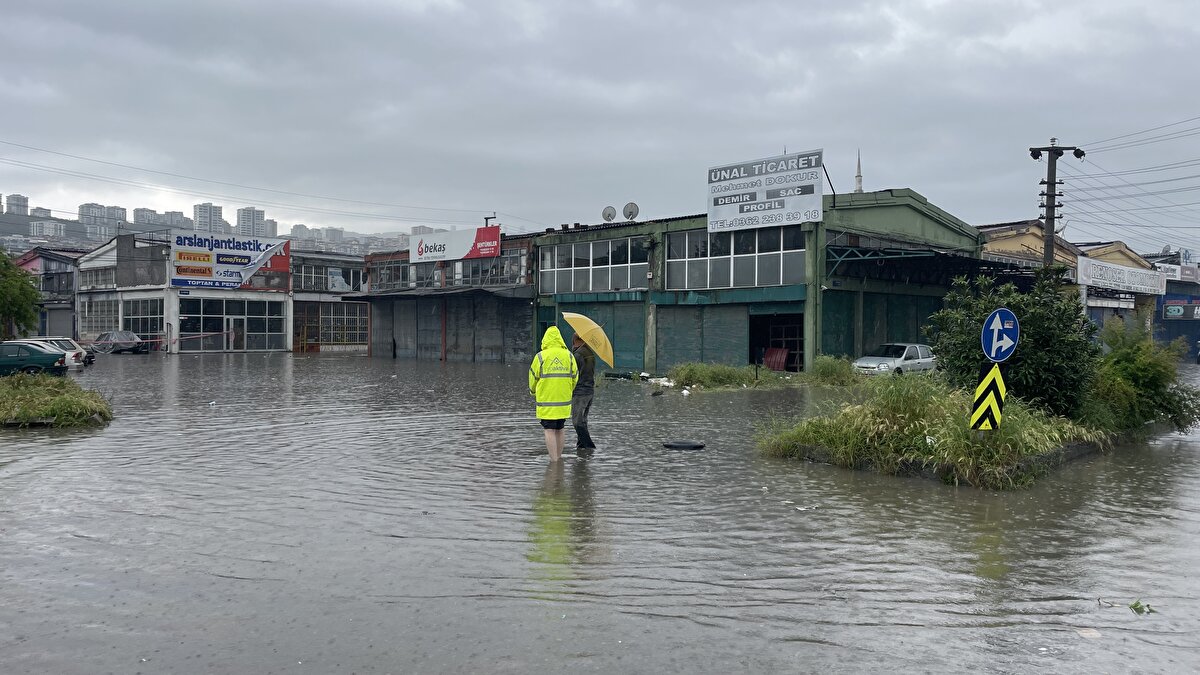 Samsun İl Milli Eğitim Müdürlüğünün resmi sosyal medya hesabından yapılan açıklamada, yağışın gün boyu etkili olacağı vurgulandı.Açıklamada, Ladik ilçesinde eğitimin sabah saatlerinde tatil edildiği hatırlatılarak, "Eğitime bu sabah itibarıyla bir gün ara verilen Ladik ilçesine ek olarak yağışların gün boyu artarak devam edeceği bilgisi alındığından merkez Atakum, İlkadım, Canik ve Tekkeköy ilçelerinde de eğitime bir gün ara verilmiş olup süreç takip edilmektedir." bilgisi paylaşıldı. Yağışların etkili olduğu 19 Mayıs ilçesinde de Kaymakamlık kararıyla eğitime bir gün ara verildiği duyuruldu.<br><br>