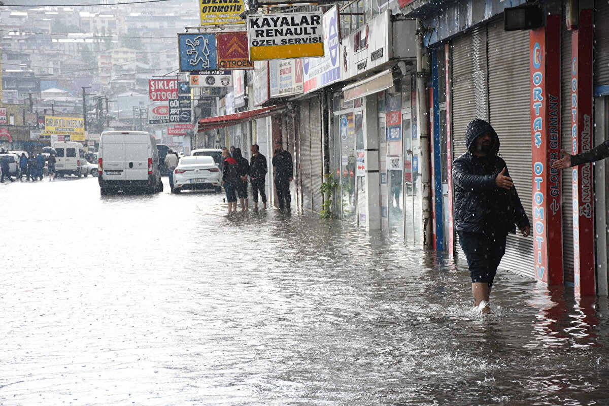 Meteorolojinin "turuncu kod" uyarısında bulunduğu Kastamonu'nun kuzey kesimlerinde geceden itibaren etkili olan şiddetli yağışlar İnebolu ilçesinin merkezinden geçen İnebolu Çayı'nı taşma noktasına getirdi. İnebolu Çayı'nın taşma tehlikesi nedeniyle Karayolları, DSİ, İnebolu Belediyesi ve Özel İdare ekipleri gece boyunca dere kenarlarında önlem aldı.<br><br>