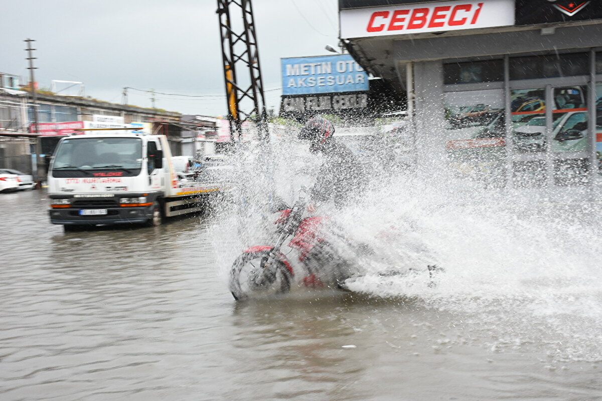 Amasya'nın Kışlacık köyüne piknik yapmaya giden 3 kişinin içindeki otomobil suya kapıldı. Serkan Şahin kurtulurken, eşi Zilal Şahin ve arkadaşı Murat Ekşi otomobille birlikte sürüklendi. Şahin'in durumu bildirmesi üzerine araçtaki kayıp iki şahsın bulunması için çalışma başlatıldı. Otomobille sel sularına kapılan 2 kişiden birinin cansız bedenine ulaşıldı.<br><br>