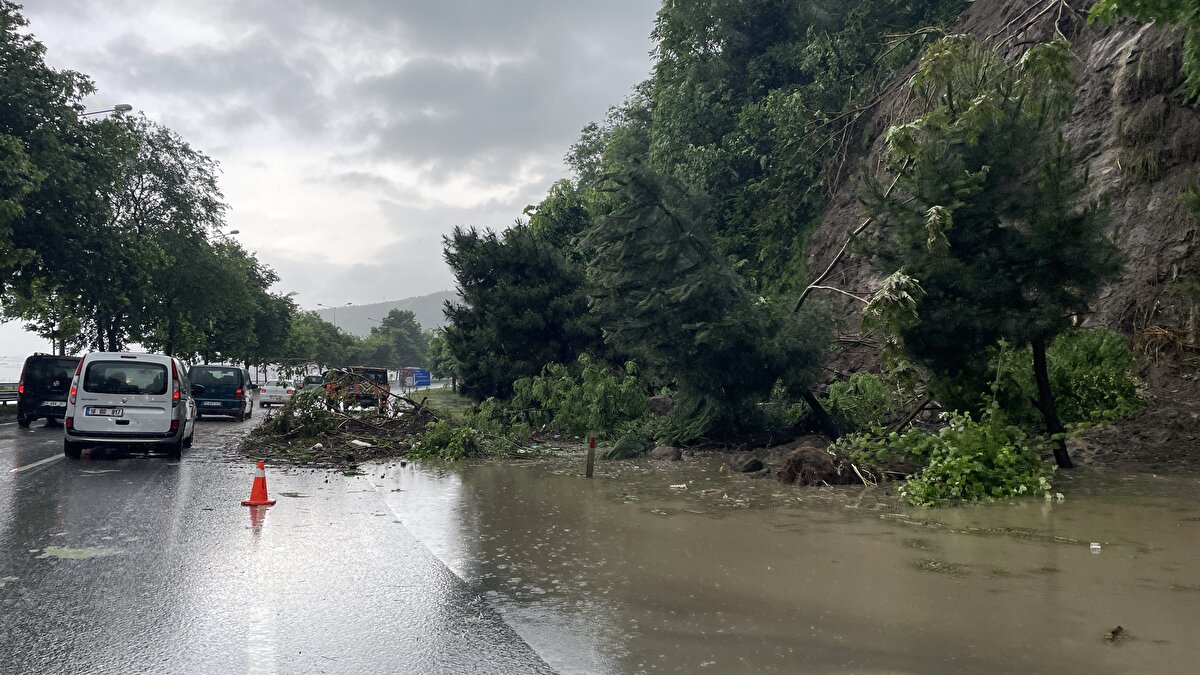 Afad'dan yapılan açıklama şöyle:<br><br>"Samsun il genelinde beklenen gök gürültülü sağanak yağışların 6 Haziran Salı sabah saatlerine kadar çok kuvvetli, yer yer şiddetli olacağı tahmin ediliyor.<br>Ordu çevrelerinde beklenen gök gürültülü sağanak yağışların 6 Haziran Salı akşam saatlerine kadar kuvvetli, batı kesimlerde zaman zaman çok kuvvetli olacağı tahmin ediliyor.<br>İç Anadolu ve Akdeniz'in iç kesimlerindeki yağışların ise bugün (5 Haziran) gece yarısına kadar devam edip gece yarısı itibarıyla şiddetini yitirmesi beklenmektedir<br>Vatandaşlarımızın sel, su baskını, yıldırım, yerel dolu yağışı, ani kuvvetli rüzgar, kısa süreli fırtına ve ulaşımda aksamalar gibi olumsuzluklara karşı dikkatli olmasını önemle hatırlatıyoruz."