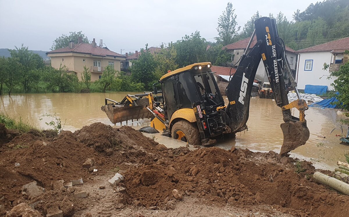 Selden zarar gören Bulgurluk Mahallesi'ndeki mevsimlik işçilerin gıda, kıyafet, mama, yorgan gibi ihtiyaçları karşılandı.<br>