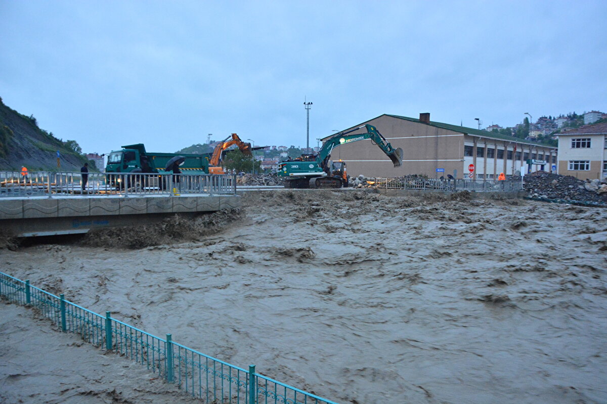 ÜST KATLARA ÇIKIN UYARISI<br>Kastamonu’nun İnebolu ilçe merkezinden geçen Söke Çayı’nda su seviyesinin yükselmesiyle çayın etrafında bulunan bodrum ve giriş kat ile birinci katta oturanların üst katlara çıkması ya da evlerini boşaltmaları istendi.<br><br>İlçede kriz masası ile tüm kurumlar teyakkuza geçirildi.