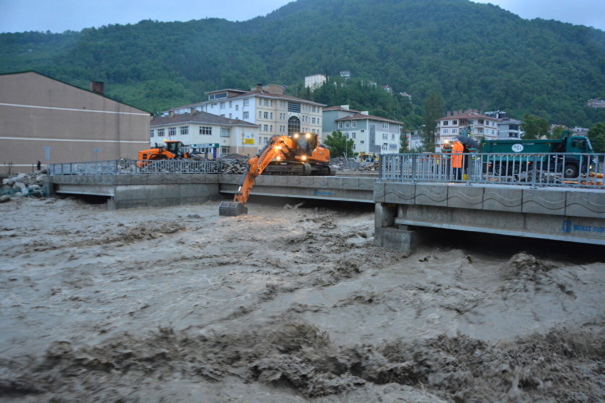 Meteoroloji Genel Müdürlüğü, Kastamonu'nun kuzeydoğusu ile Sinop için gök gürültülü sağanak uyarısında bulunuldu.<br><br>AFAD da Kastamonu için kırmızı kodlu uyarı yayınladı.