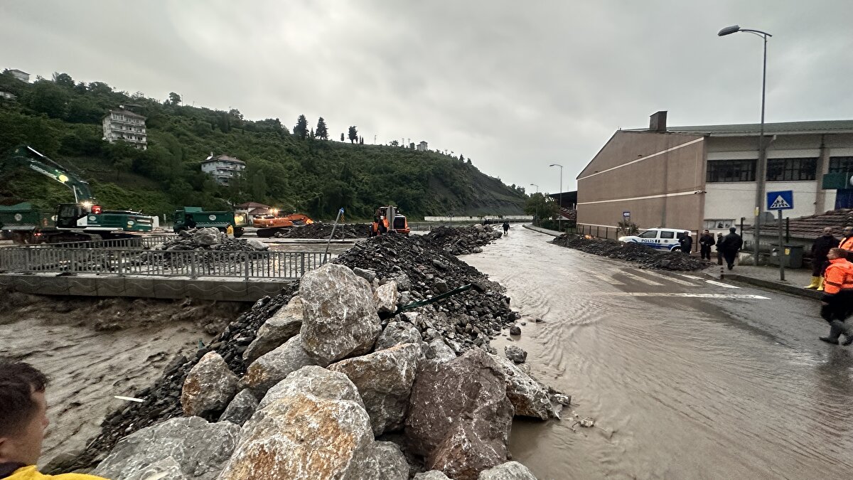 Giriş katlardaki ev ve iş yerlerini su basan vatandaşlar da kendi imkanlarıyla tahliye çalışması yaptı.<br><br>
