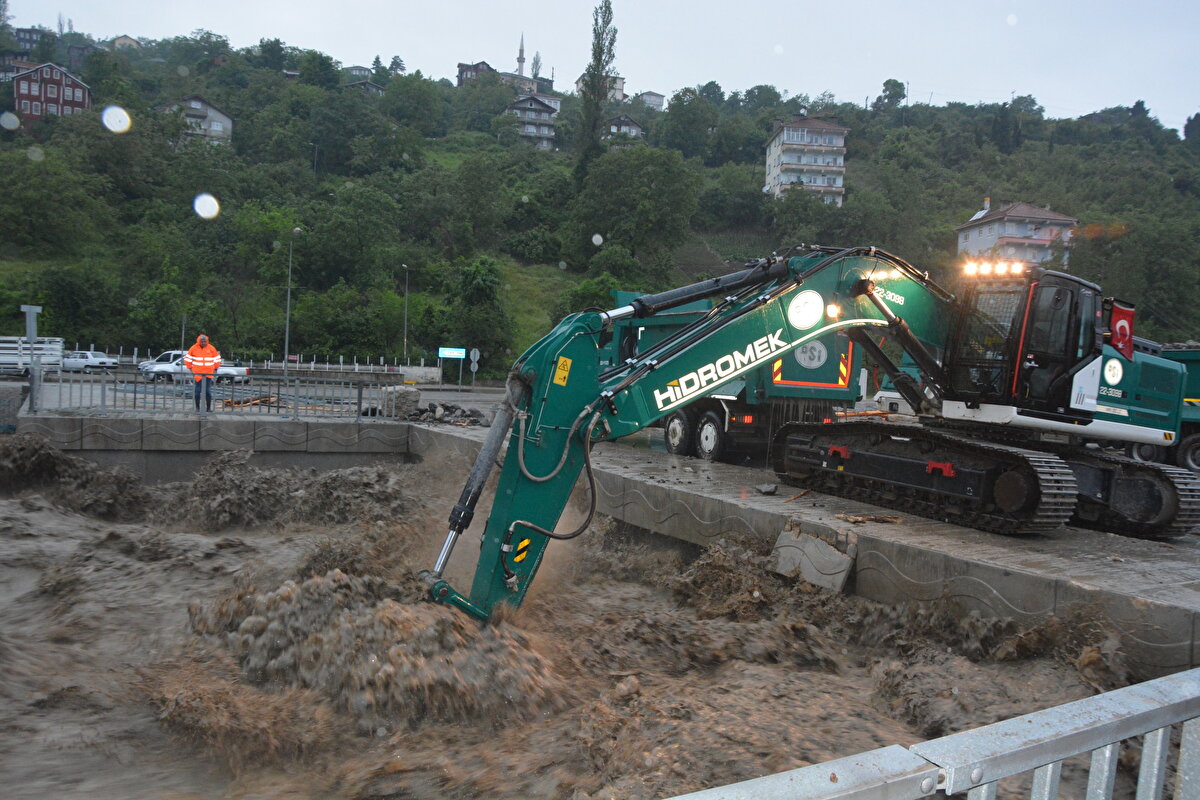 SİNOP'TA DA SAĞANAK HAYATI FELÇ ETTİ<br>Sinop'ta da iki gündür etkisini sürdüren sağanak hayatı olumsuz etkiledi.