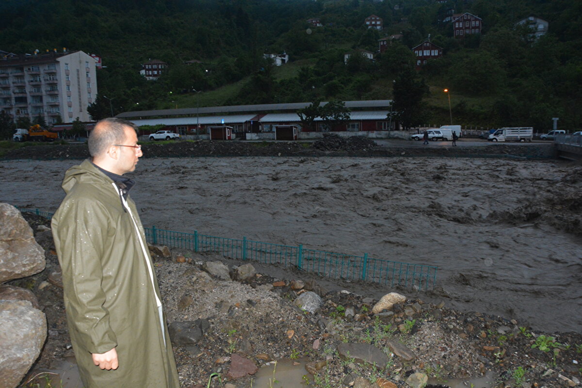 Sağanak nedeniyle Akliman mevkisinde evlerini su basan iki aile, Valilik tarafından geçici olarak kentteki bir misafirhaneye yerleştirildi.<br><br>