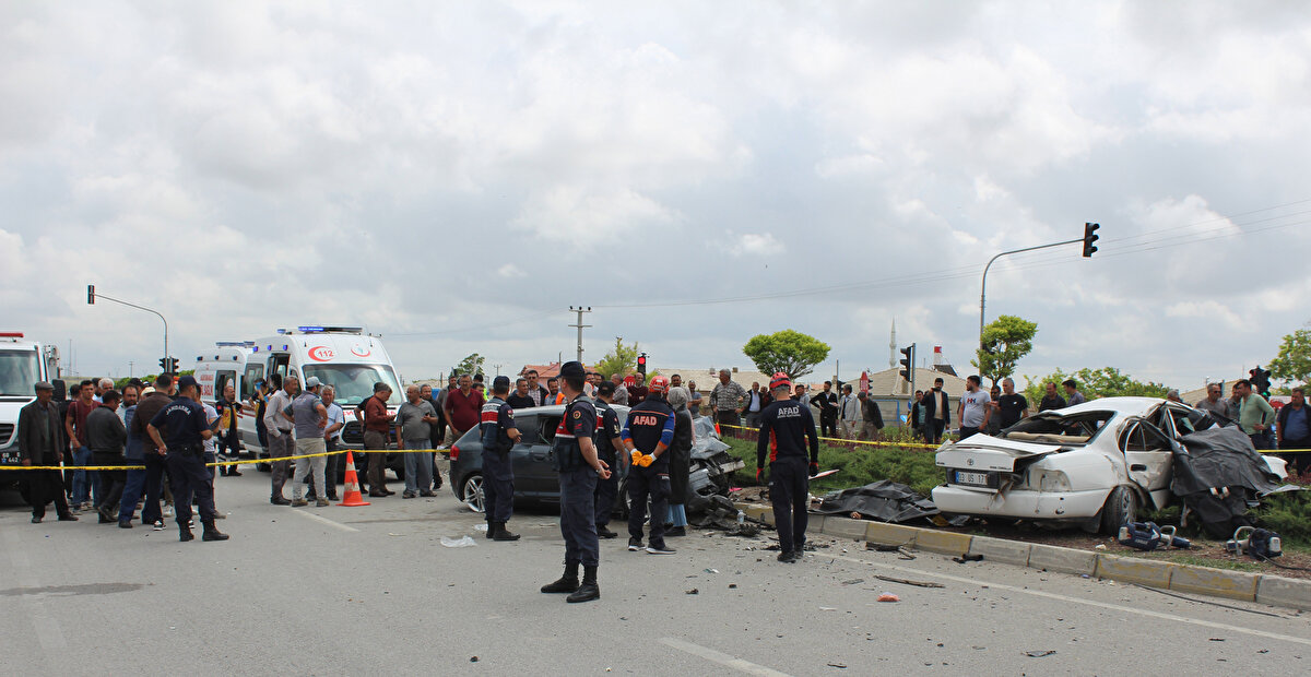 Dinemi G. idaresindeki 68 AC 012 plakalı otomobil, Aksaray-Konya kara yolunun Bozcamahmut mevkisinde, trafik ışıklarında bekleyen Seyit Ali Tarhan (65) yönetimindeki 03 US 171 plakalı otomobile çarptı.<br>