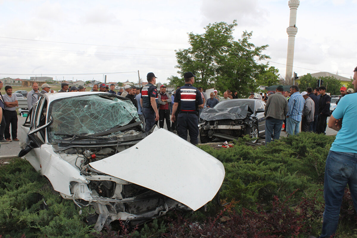 Kazada hayatını kaybeden Seyit Ali Tarhan ve kardeşi Adem Tarhan'ın cenazeleri ilçeye bağlı Filikçi köyünde toprağa verildi.<br><br>Kazada eşi Meryem Tarhan ile hayatını kaybeden sürücü Seyit Ali Tarhan'ın, 2017 yılında aynı yerde yaptığı kazada ilk eşi Dudu Tarhan'ı kaybettiği öğrenildi.<br><br>Meryem Tarhan'ın cenazesi memleketi Şanlıurfa'ya gönderildi.