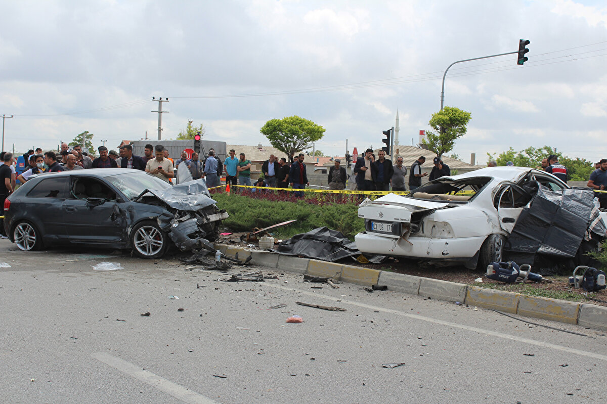 Aksaray'da 3 kişinin yaşamını yitirdiği 2 kişinin yaralandığı kaza anı güvenlik kamerası kayıtlarına yansıdı. Görüntülerde Seyit Ali Tarhan yönetimindeki otomobile, Dinemi Gökkaya yönetimindeki otomobilin çarpıp, sürüklemesi yer aldı. Kazada yaşamını yitiren Seyit Ali Tarhan'ın eşi Meryem Tarhan ve kardeşi Adem Tarhan ile birlikte Konya'da alışveriş yaptıktan sonra eşinin memleketi Şanlıurfa'ya gitmeye hazırlandıkları öğrenildi.<br>