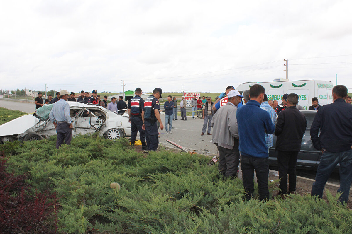 İhbar üzerine bölgeye sağlık ve jandarma ekipleri sevk edildi.<br><br>Kazada sürücü Seyit Ali Tarhan ile otomobilde bulunan kardeşi Adem Tarhan (63) ve eşi Meryem Tarhan (56) olay yerinde yaşamını yitirdi.