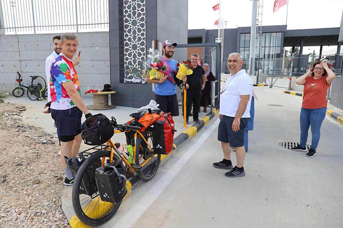 Koç, AA muhabirine, 8 yıldır yaşadığı Bremen'den memleketi Edirne'ye bisiklet turu düzenlemeyi uzun süredir hayal ettiğini söyledi.<br><br>Kovid-19 salgını döneminde sınırlar kapandığı için hayalini gerçekleştiremediğini belirten Koç, "Bu yaz turu yapmaya karar verdim, yola çıktım. Bugün 33'üncü gün, sınır kapısından girdim. Çok mutluyum. Böyle bir karşılama beklemiyordum. Çok fazla insan gelmiş. Beni mutlu ettiler, tüm yorgunluğumu aldılar." dedi.<br><br>Koç, turun kendisine çok şey kazandırdığını dile getirdi.<br>