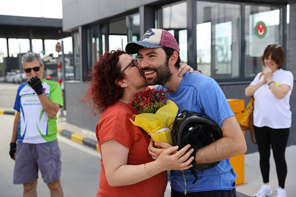 Pazarkule Sınır Kapısı'nda ailesi, arkadaşları ve bisikletçiler tarafından alkışlarla karşılanan Koç'un yakınları buluşma sırasında gözyaşlarını tutamadı.<br>