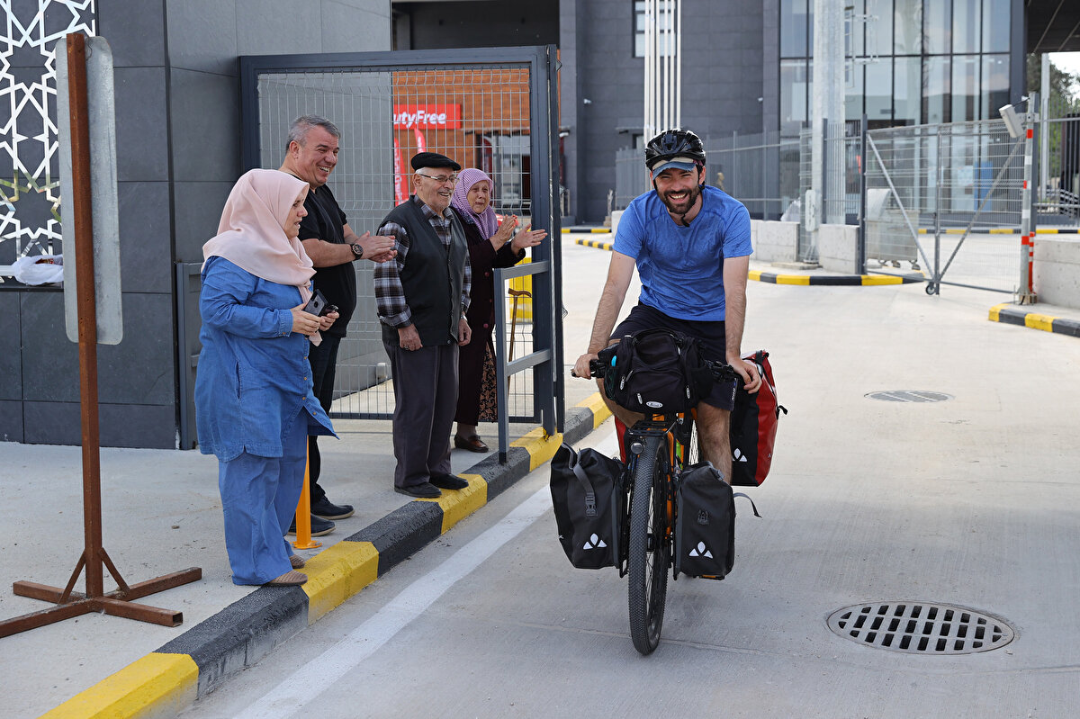 Yolculuk sırasında bazı aksiliklerle de karşılaştığını ifade eden Koç, "İtalya'yı sel aldı. Lastiklerim birçok kez patladı. Kendi kendime tamir etmeyi öğrendim. Kendimi tanıdım. İnsanları, yemekleri, ülkeleri tanıdım. Bir şekilde buraya vardım. Gayet mutluyum. Beni destekleyen herkese teşekkür ediyorum." diye konuştu.