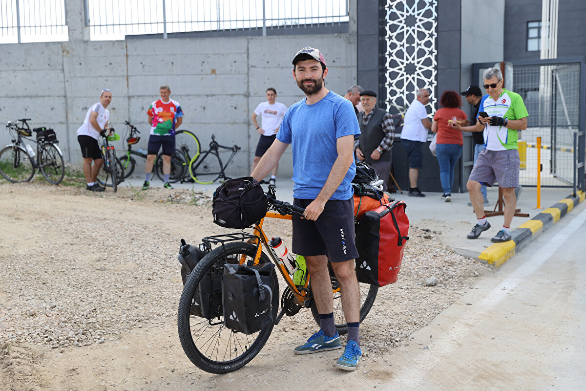 Anne Gülçin Koç da çocukluğundan beri kurduğu uzun bisiklet yolculuğu hayalini gerçekleştirdiği için oğluyla gurur duyduğunu belirtti.<br><br>Yolculuk sırasında endişelendiğini söyleyen Koç, geceleri oğlunu düşündüğü için rahat uyuyamadığını ifade etti.<br><br>Baba Aydın Koç yollardaki olumsuzluklar nedeniyle çok endişelendiklerini ancak kavuşmanın mutluluğunu yaşadıklarını kaydetti.