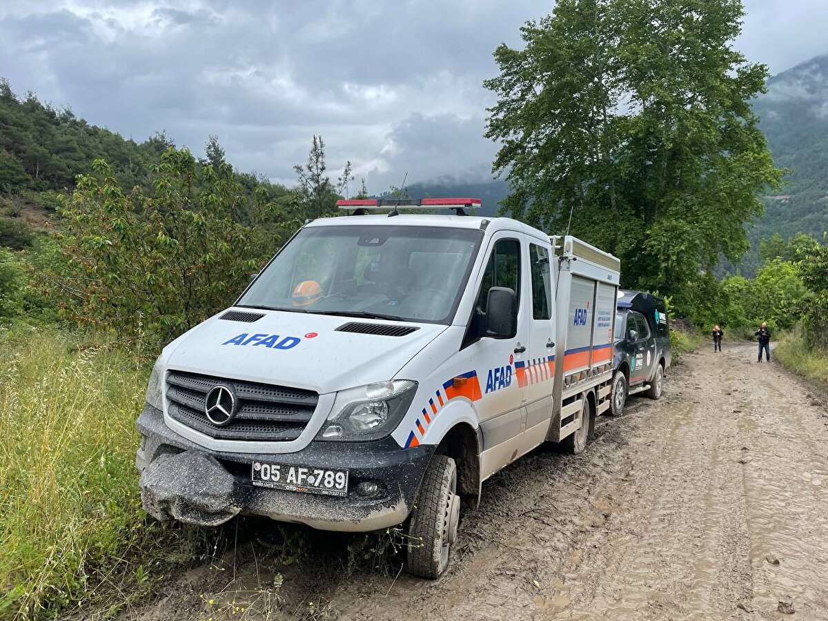 Henüz kayıp kişilere ait bir ize rastlanmazken AFAD, jandarma, özel idare ve Samsun Emniyet Müdürlüğü su altı arama ekiplerince arama çalışmaları sürüyor.<br><br>