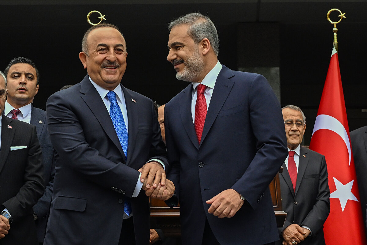 Bakan Fidan ilk açıklamasında şu sözlere yer verdi: "MİT'te 13 yıl süren görevimin ardından Dışişleri Bakanlığı''na atanmam nedeniyle Sayın Cumhurbaşkanımıza teşekkürlerimi sunuyorum. Sayın Çavuşoğlu'yla arkadaşlığımız okul sıralarında başladı. Kendisi devlet adamı ve dost olarak üstün meziyetler ortaya koydu.