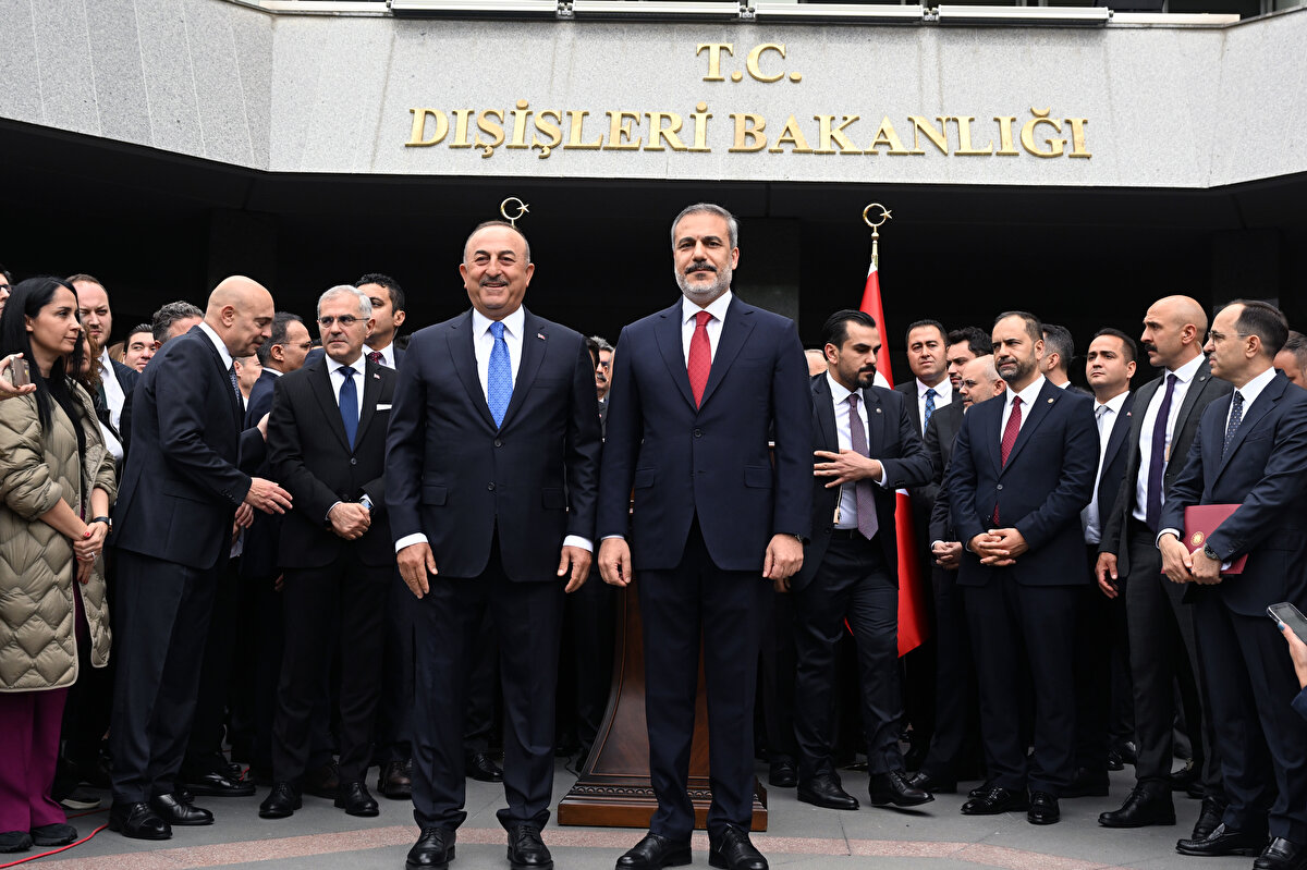 Bugün Cumhuriyetimizin 100. yılında aranıza katılmaktan gurur duyuyorum. Devletimizin ve milletimizin bütünlüğü ve refahı için her türlü özveriyi göstereceğiz. Devletimize, milletimize ve vatanımıza hayırlı olsun. Allah mahcup etmesin."<br><br>