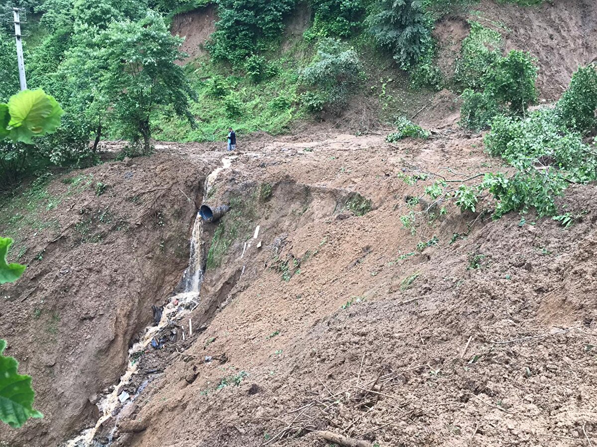 İkizce Belediye Başkanı Osman Kaygı, "Birçok noktada heyelanımız var. Heyelanlı bölgelerde temizlik çalışması başlattık. Şu anda kapalı yol bulunmuyor" dedi.