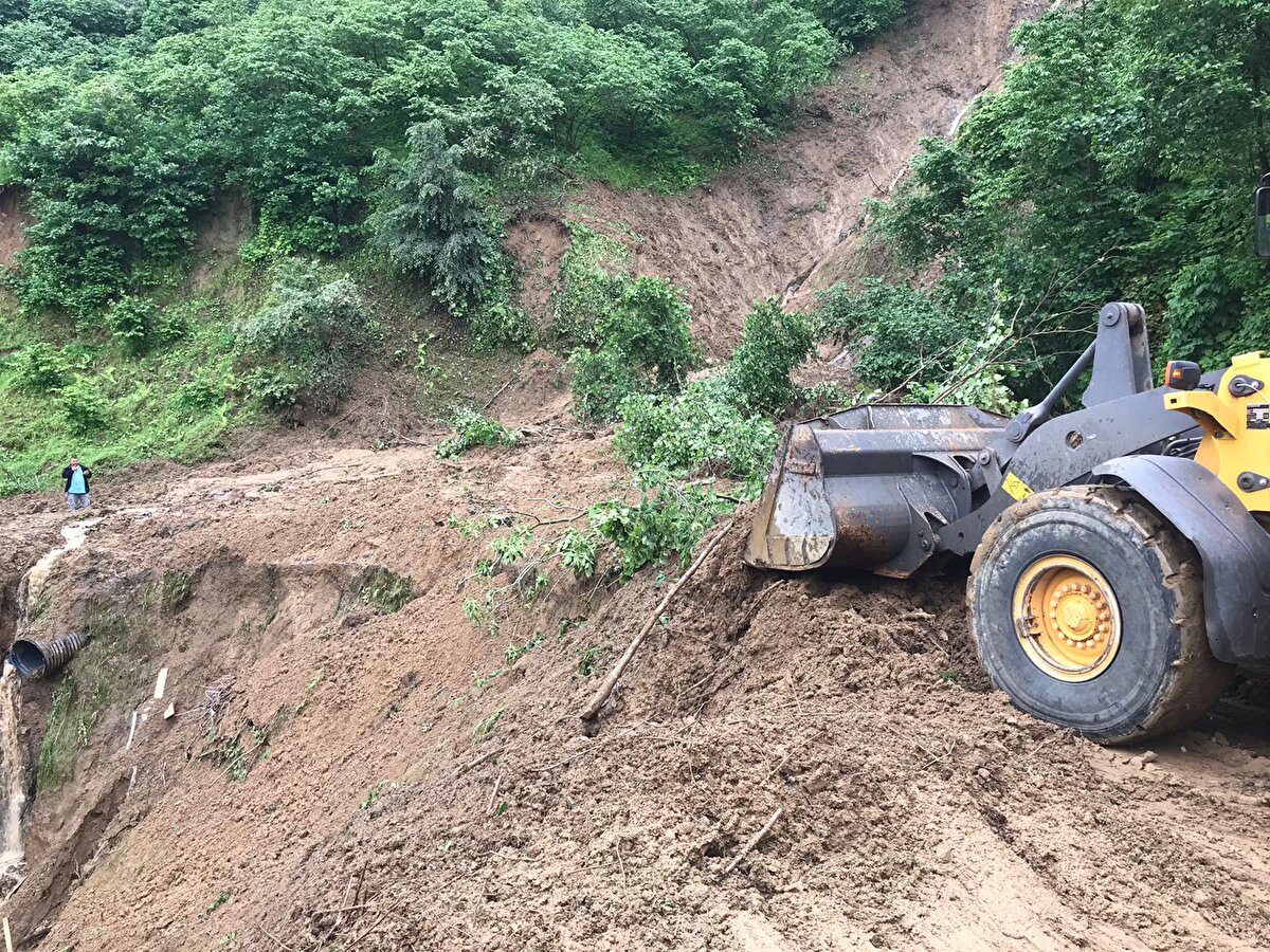 hbar üzerine bölgeye Büyükşehir Belediyesi ile İkizce Belediyesi ekipleri sevk edildi. Kapalı yol, ekiplerin çalışmasıyla tekrar ulaşıma açıldı. İlçede temizlik çalışmasının devam ettiği bildirildi.