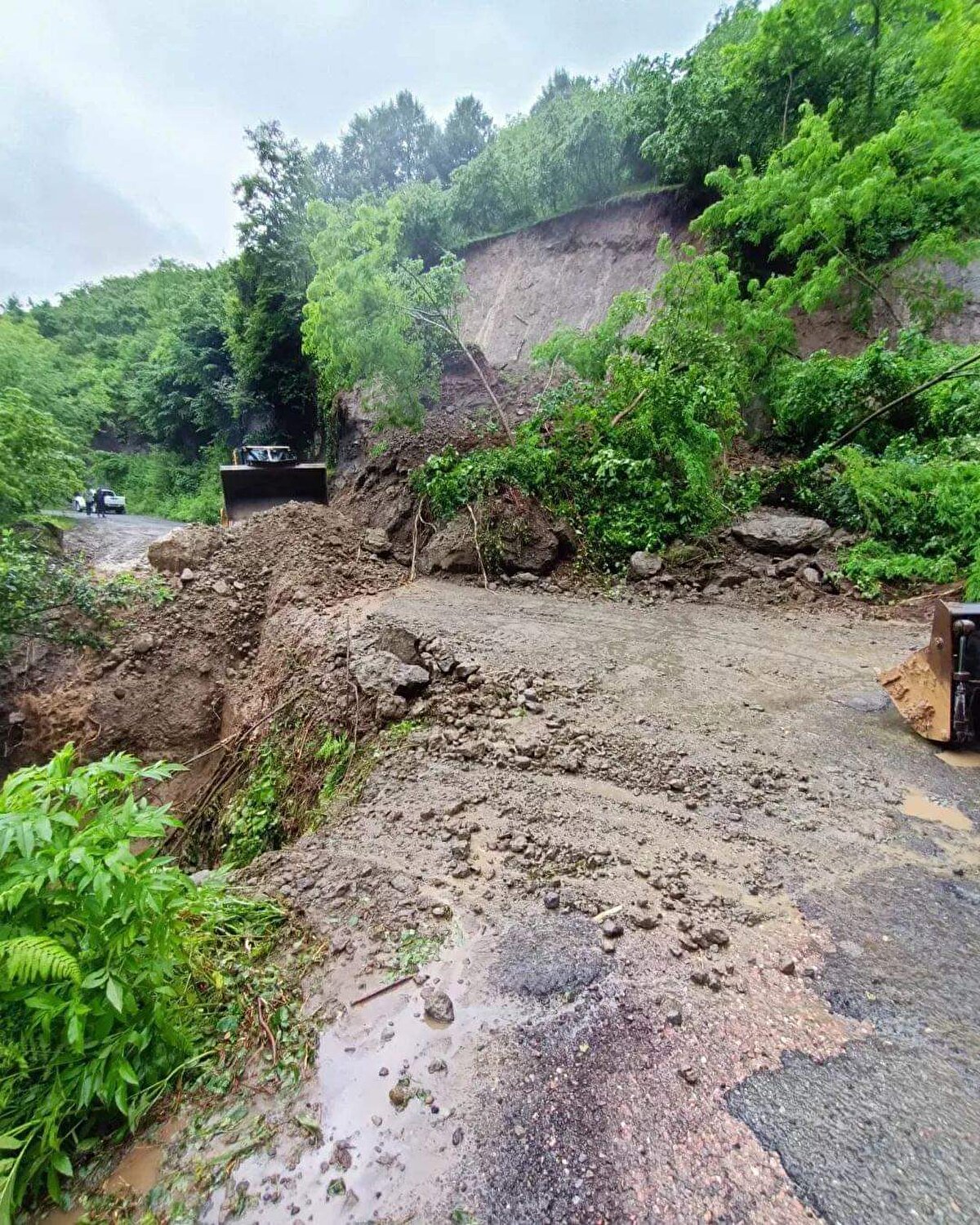 Yağışla birlikte cadde ve sokaklar göle döndü. Birçok noktada küçük çaplı heyelanlar oldu.