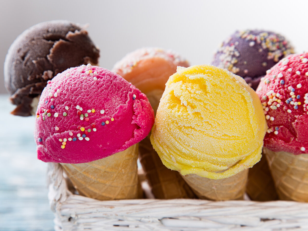 YÜKSEK MİKTARDA MISIR ŞURUBU ZEKÂ GERİLİĞİNE SEBEP OLABİLİR<br><br>Tüm dondurmaların içeriğinin aynı olduğu düşünülmemesi gerektiğini ifade eden Dyt. Akçeken, “Bazı dondurmalara dikkat etmekte fayda vardır. Endüstriyel dondurma yüksek miktarda mısır şurubu, tatlandırıcılar, koruyucular, emülgatör, renk ve aroma maddeleri içerebilmektedir. Bu yüzden fazla tüketilmesi halinde diyabet, kalp damar hastalıkları ve gıda boyası sebebiyle çocuklarda zekâ geriliğine sebep olabilir" dedi.