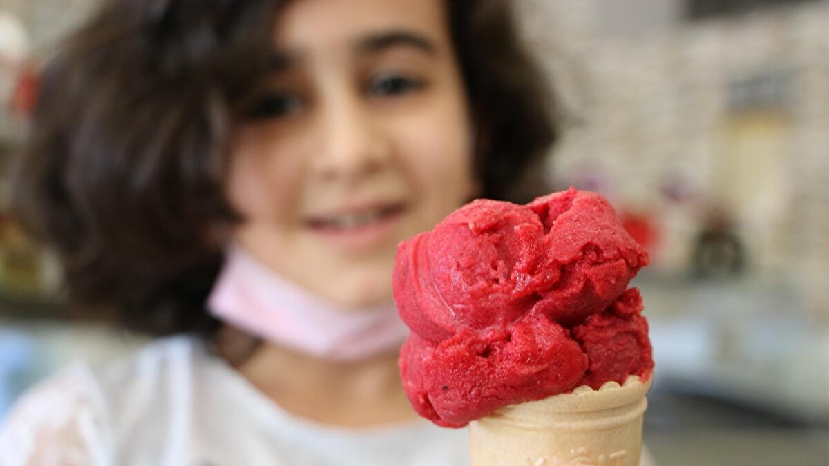 DİYET SIRASINDA TERCİH EDİLEBİLİR<br><br>Uygulanan diyet listesinden 1 porsiyon meyve ve 1 porsiyon süt grubu besini çıkartarak diyet sırasında dondurma yemenin mümkün olduğunun altını çizen Dyt. Akçeken, “Aynı zamanda dondurma tercih ederken üzerine ilave edilen sos veya külah ile yemeniz daha fazla kalori almanıza sebep olabilir. Toplam kaloriye ek 100 kalori daha arttıracağından sos ve külah tercihine dikkat etmekte fayda var" ifadelerini kullandı.