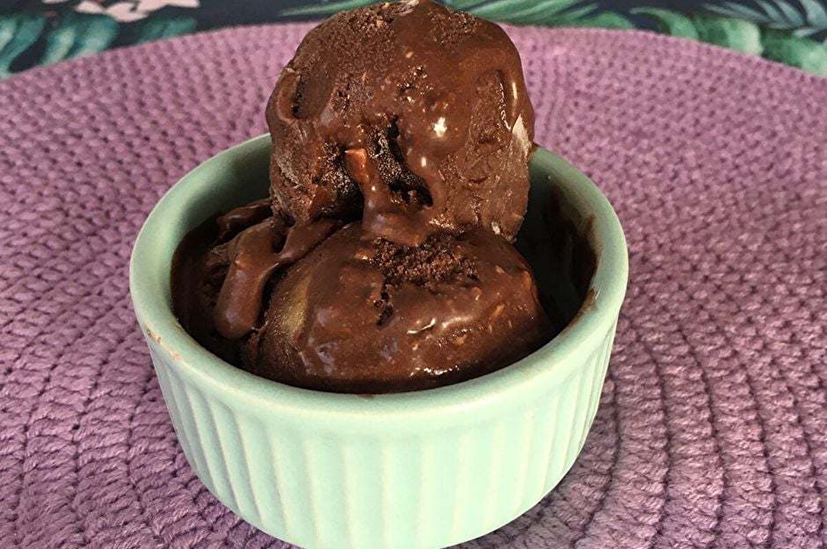 EVDE KENDİ DONDURMANIZI YAPABİLİRSİNİZ<br><br>Yaz aylarında serinlik katacak, sağlıklı ve oldukça lezzetli dondurmaları evde yapmak çok kolay olduğunu ifade eden Dyt Akçeken, birkaç malzemeyle evde kendi dondurmanızı kolayca hazırlanabileceğini söyledi. Dyt. Akçeken, dondurma tariflerini şöyle sıraladı:<br><br>“Çikolatalı fit dondurma<br><br>Malzemeler: 1 donmuş orta boy muz,1 kaşık bal, 1 kaşık kakao, Yarım çay bardağı süt<br><br>Hazırlanış: Önceden dondurmuş olduğunuz muzu diğer malzemelere ekleyerek blender ediyoruz yaklaşık 1 saat buzlukta beklettikten sonra afiyetle yiyebilirsiniz.<br><br>“Orman meyveli fit dondurma<br><br>Malzemeler: 10-12 adet donmuş frambuaz veya farklı orman meyveleri (böğürtlen, vişne vb.), 5-6 adet donmuş çilek, 1 tatlı kaşığı bal veya 1 çay kaşığı agave şurubu, 2-3 yemek kaşığı yoğurt<br><br>Hazırlanış: Önceden dondurmuş olduğunuz orman meyvelerini diğer malzemelere ekleyerek blender ediyoruz yaklaşık 1 saat buzlukta beklettikten sonra afiyetle yiyebilirsiniz.