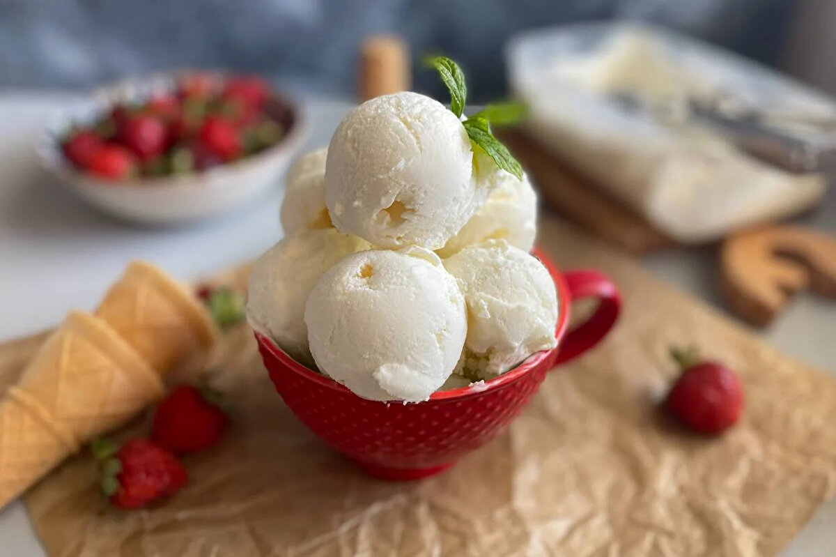 DONDURMA NE SIKLIKLA TÜKETİLMELİ?<br><br>Dondurmanın ne sıklıkla tüketilmesi gerektiğinden bahseden Dyt. Akçeken, şu bilgileri paylaştı:<br><br>“Herhangi bir sağlık problemi bulunmayan bireylerin haftada 2-3 kez iki top, zayıflama sürecinde olan bireyler dondurma çeşidine dikkat ederek haftada bir gün, iki top dondurma tüketebilir. Diyabet tanısı olan bireyler ise şeker hastaları için özel formülle edilmiş diyabetik dondurmalardan tercih edebilir."