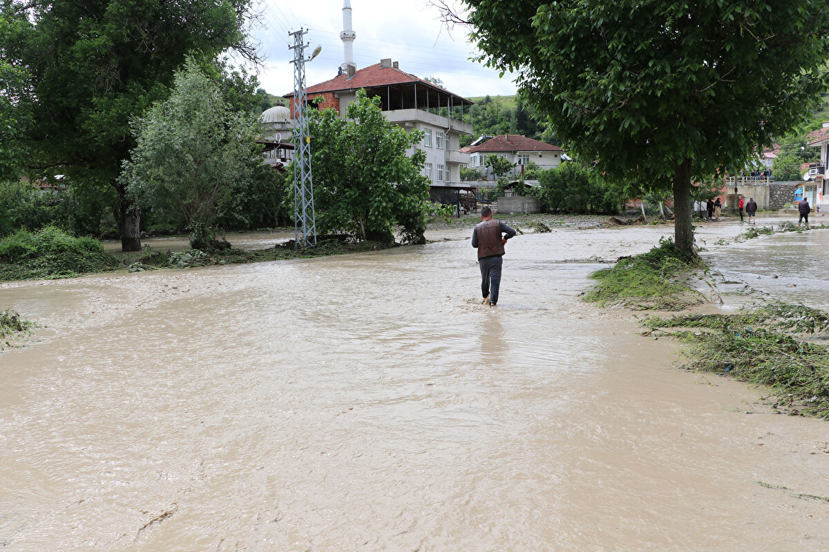 KASTAMONU<br><br>Dün akşam saatlerinden itibaren meydana gelen sağanağın Kastamonu'nun Bozkurt ve Çatalzeytin ilçelerinde etkili olduğu, an itibarıyla can ve mal kaybının bulunmadığı belirtilen açıklamada, şunlar kaydedildi:<br><br>"Bozkurt ilçesinde ulaşımda aksama, Çatalzeytin ve Abana ilçelerinde dere taşması meydana gelmiştir. Bozkurt Bayramgazi köyünde bir araç sele maruz kalmıştır. Bayramgazi yolu tedbir amacıyla kapatılmıştır.