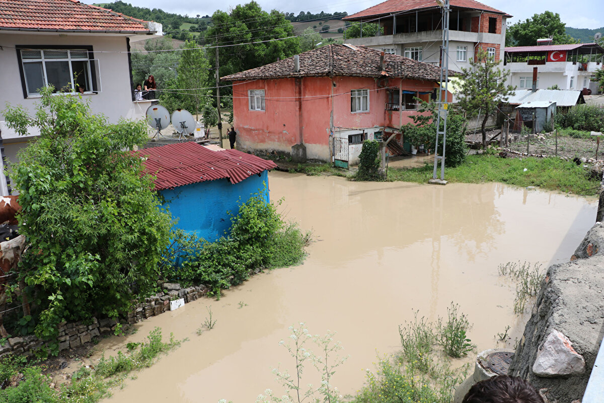 SAMSUN<br><br>Bugün, Samsun'un Ladik ilçesi Tüfeklidere Mahallesi'ndeki köprüde bir aracın mahsur kaldığı ve aracın içinde bir kişinin bulunduğu bilgisinin alındığı, mahsur kalan kişinin kurtarıldığı bildirilen açıklamada, "Atakum, İlkadım, Canik ve Tekkeköy ilçelerinde eğitime bir gün ara verilmiştir. Ladik ilçesi Alıçlı Mahallesi'nde sele kapılan bir vatandaşın cansız bedenine ulaşılmıştır." bilgisi paylaşıldı.<br><br>Açıklamada, yoğun yağışlar neticesinde Ayancık yolu üzerindeki Yeniçam mevkisindeki derede taşmanın meydana geldiği, herhangi bir can kaybı ve yaralanmanın bulunmadığı aktarıldı.