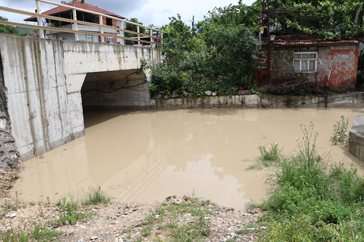 Çatalzeytin ilçesi Paşalı köyü ve Sırakonak köyü bağlantısı heyelan sebebiyle kopmuş olup, ulaşımda oluşacak riskten dolayı jandarma ekiplerince önlem alınmıştır.<br><br>Abana ve Bozkurt ilçelerinde 5 binada su tahliye çalışmaları devam etmektedir. Toplam 30 köye elektrik verilememekte, İnebolu ilçesinde bir köyde haberleşme arızası bulunmaktadır.
