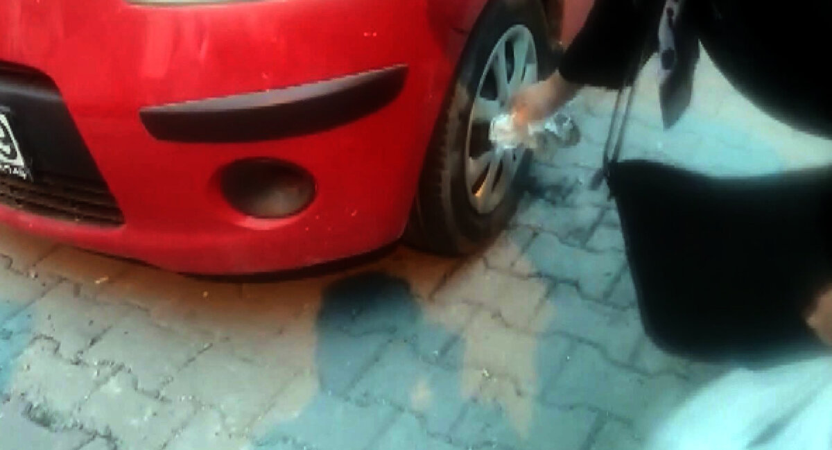 Bunun üzerine kaldırım taşıyla yılana müdahale eden Ahmet Canarslan, "Sokakta yürürken baktım kedi lastikler arasında bir şeye bakıyor. Baktım ki yılan. Bizim burada uzun süren bir alt yapı çalışmamız var.