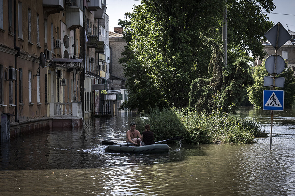 Saldırıyla ilgili olarak her iki ülke de birbirlerini suçlarken, bölgeden görüntüler Herson kentinde büyük bir insani felaket yaşandığını ve tüm evlerin barajın yıkılması sonrasında sel suları altında kaldığını gözler önüne serdi.<br><br>
