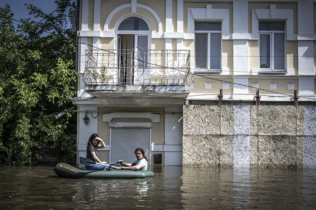 Nova Kakhovka Barajı'nın patlatılması sonucu su basan bölgelerde içme suyu sorunu meydana geldi. Sosyal medya kullanıcıları, Dnipropetrovsk bölgesinin Kriviy Rig şehri sakinlerinin dükkanlardan büyük şişe suları toptan satın aldığına ilişkin görüntü paylaştı. Görüntüde, büyük şişe suların bulunduğu rafların boşaltıldığı görüldü. Ukrayna makamları, Nova Kakhovka Barajı'ndan kullananlar için içme suyu sağlama çalışmaları başlattıklarını duyurdu.<br><br>