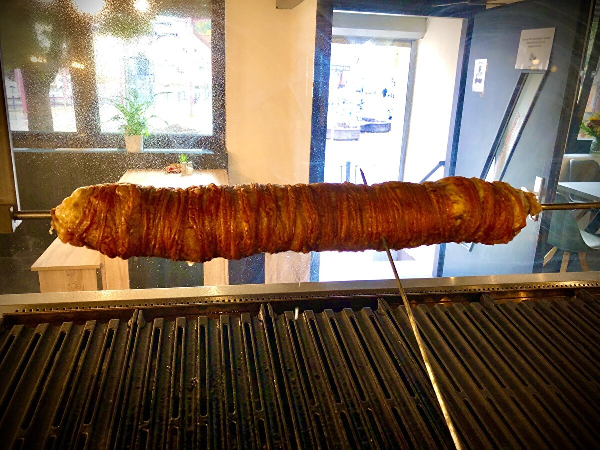 'Ağaç, bambu veya cam alternatif olabilir'<br>Plastik tezgahların, esnaf tarafından, mevzuata uygun ve kolay temizlenebilir olması nedeniyle tercih edildiğine değinen Özuluğ, işletmelerin, plastiğe alternatif olarak kullanabileceği ürünler bulunduğunu kaydetti.