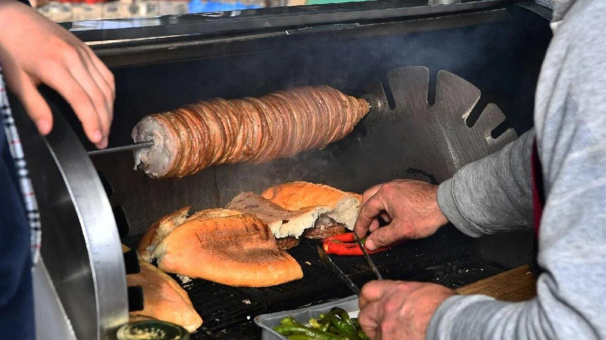 İlk sırada kokoreç geliyor<br>Özuluğ, "Böreğin parça sayısı çok fazla ama milimetrik olarak parçaların boyutları bakımından bakarsak kokoreçten daha az bir miktarda olduğunu söyleyebiliyoruz. O yüzden parça sayısıyla beraber boyutların da önem kazandığını söylemek isterim" dedi.<br>Tespit ettikleri mikroplastiklerin boyutları hakkında da bilgi veren Özuluğ, şunları söyledi:<br>"Urfa kebabın 100 gramında 0,087 milimetre yani bir saç teli çapında ve 8.47 milimetre uzunluğunda plastik tüketmiş oluyoruz. 8 milimetre bir santime yakındır. Bu, bir sefer yediğinizde, 100 gram Urfa kebaptaki en az miktar. Kokorece baktığımız zaman, iki ince saç teli eninde diyebilirim, 0,1 milimetre eninde ve 110 milimetre boyutunda. Yani kokoreçte de 10 santimetreye yakın uzunlukta, yediğimiz plastik var demektir. Börekte de buna yakın 6 santimetreye yakın bir boy uzunluğu var. Yine bir saç teli inceliğinde ve 6 santimetre ama bu dediğim gibi, 100 gram için ve bir sefer yediğinizde bedeninize girebilecek plastik miktarı."