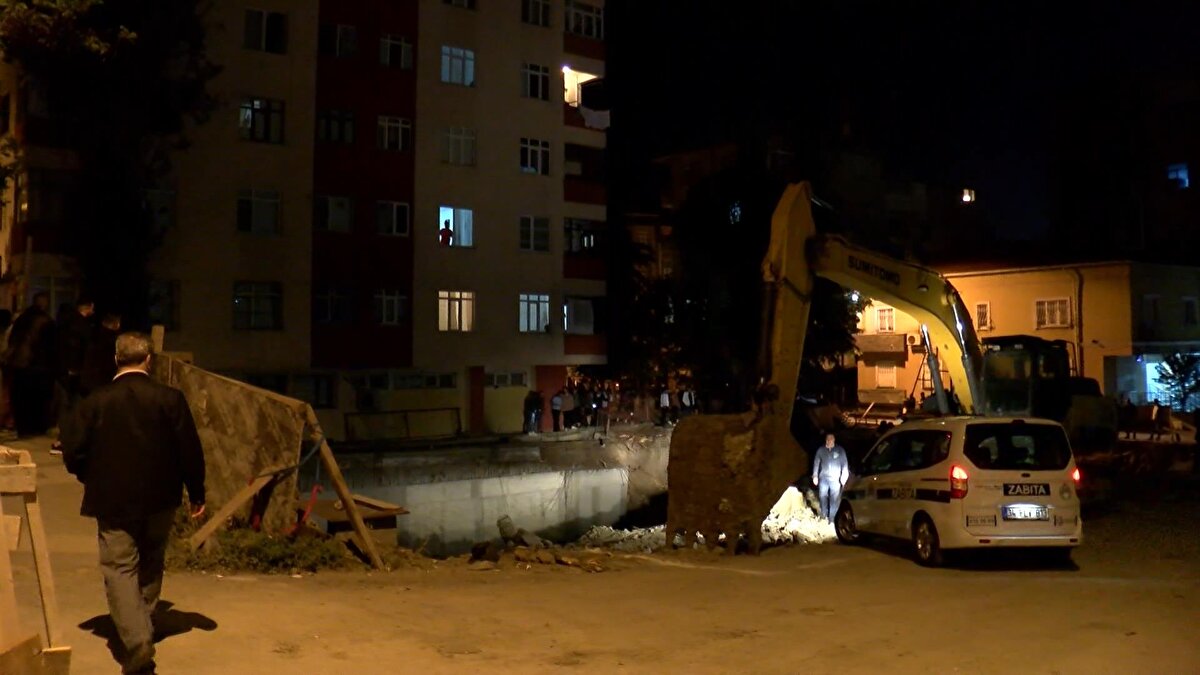 Bina sakinlerinin geceyi belediyenin tahsis ettiği misafirhanede geçireceği öğrenildi.<br>