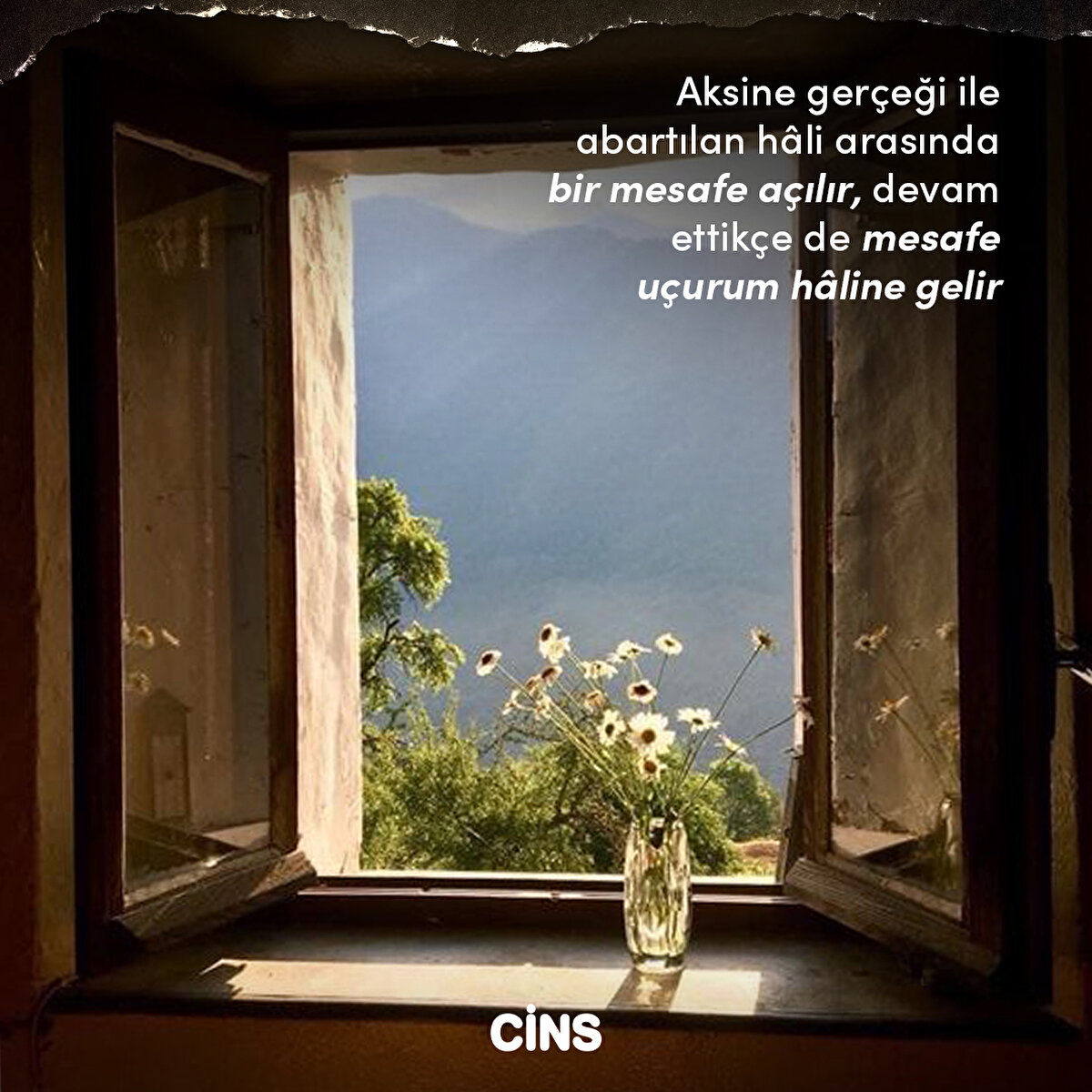 Aksine gerçeği ile abartılan hâli arasında bir mesafe açılır, devam ettikçe de mesafe uçurum hâline gelir