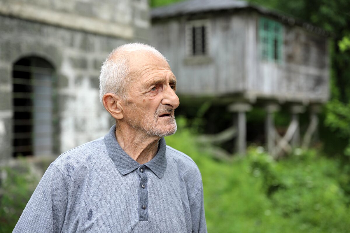 Pandemi de komşu ziyaretlerine de kendisini kapattı. Bizler de maske hijyen kurallarına dikkat ederek ihtiyaçlarını karşıladık. Bu süreçte babama virüs bulaşmadı. Pandemi sürecinin azalmasıyla hatta bitmesiyle şehre gelmek istemedi. Köyde huzur buldu. Burada güvercinleri, köpeği, arıları ve tavukları var. Onlarla kendine özgü bir yaşam kurdu" diye konuştu.