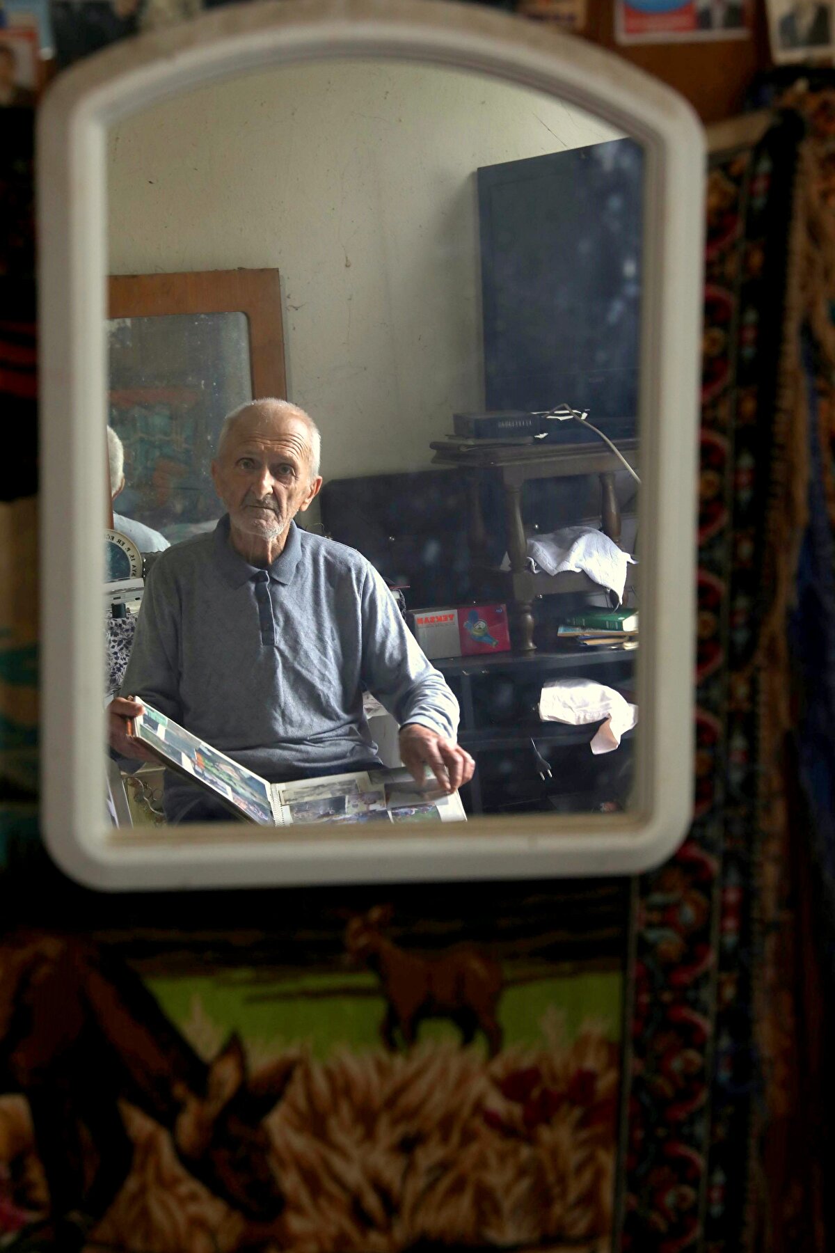 'VİRÜSTEN KORKMAYANLARI GÖRDÜK'<br>Temel ihtiyaçlarını çocuğunun karşıladığı Hacıfettahoğlu, "Pandeminin çıktığı zamandan bu yana 3 yıldır şehre inmedim. Allah'a şükürler olsun virüse yakalanmadım. Köyde yaşıyorum, sağlığım çok iyi. Burada güvercinlerim, tavuklarım, köpeğim ve arılarım var; onlarla uğraşıyorum. Aşılarımı da yaptırmıştım. Burada canım hiç sıkılmıyor. Köy hayatı çok güzel. Virüsten korktuğum için köyde yaşıyorum. Virüsten korkmayanları gördük. Yalnızlık Allah'a mahsustur, fakat sağlıklı, temizliğe dikkat ederek yaşamak önemli. Herkes sağlığına çok dikkat etmeli. Ölenler oldu. Çünkü dikkat etmediler. Sağlıklarına dikkat etseydiler virüse yakalanıp ölmezlerdi. İnşallah böyle bir şeyi daha yaşamayız" dedi.