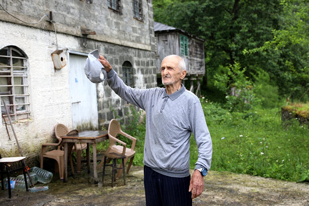 Babasının sağlık durumunun iyi olduğunu da kaydeden Hacıfettahoğlu, "Babam, ilerlemiş yaşına rağmen sağlığı gayet iyi. Doktor bir arkadaşımla konuştuğumda, babamın şehre indiği zaman alışkanlıklarının bozulacağını ve zihninde sıkıntılar oluşup unutkanlığa neden olacağını; alıştığı yaşamın dışına çıkarmamamız ve zorlamamamız gerektiğini bizlere söyledi. Babam burada sağlığı bulduğuna inanıyor. Pandemiden kalan alışkanlığı halen daha devam ettiriyor" dedi.
