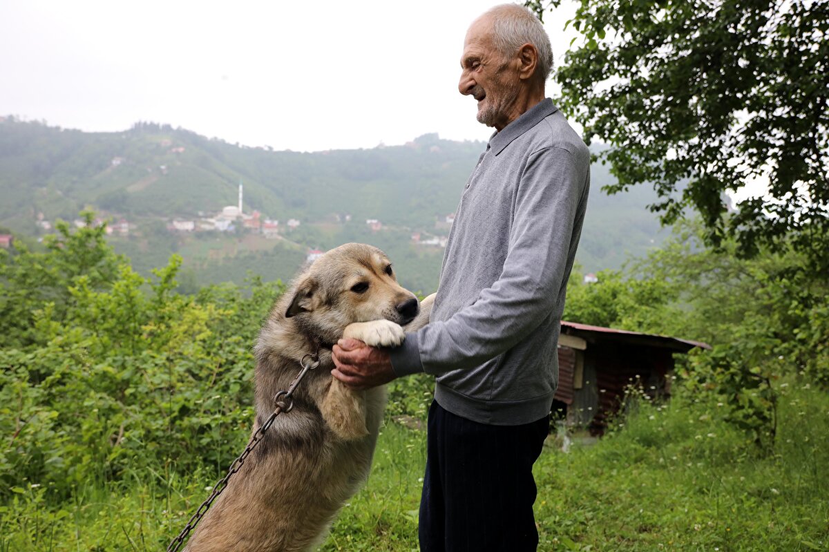 15 yıl önce kanserden eşini kaybeden Hacıfettahoğlu, kısıtlamaların kalkıp hayatın normalleşmesine karşın tek başına yaşadığı evinde 'gönüllü karantina' uygulamasını sürdürüyor.