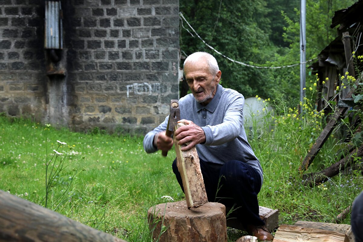 Odasında eski albümlere bakarak anılarını yad eden Hacıfettahoğlu, salgın bitmesine rağmen sağlıklı ve hijyenik yaşama dikkat edilmesini önemsiyor.