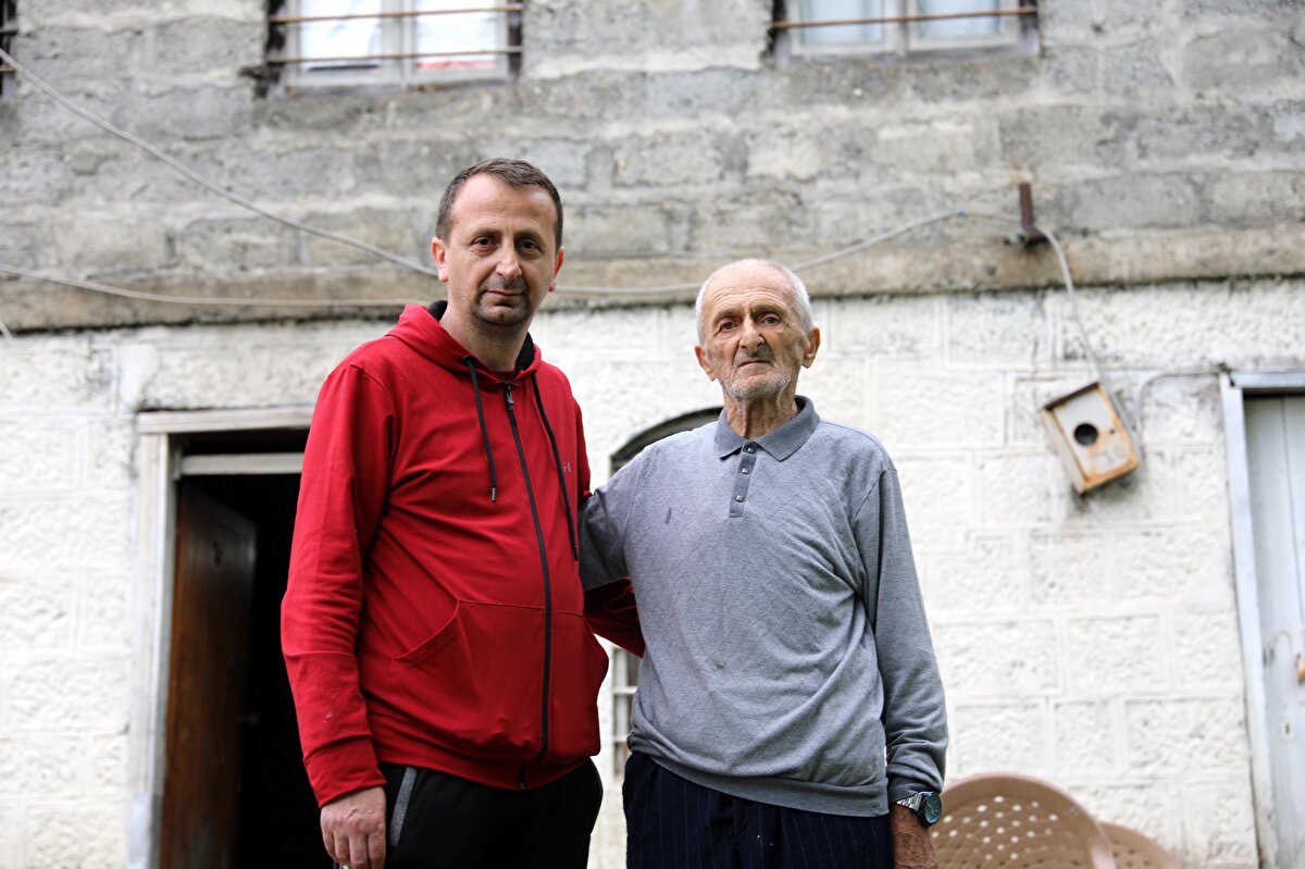 'KÖYDE HUZUR BULDU'<br><br>Babasının, köyde daha mutlu olduğunu belirten Tuncay Hacıfettahoğlu da "Annemin vefatı sonrası zaman zaman bizimle kalıyordu. Ancak pandeminin başlamasıyla birlikte tamamen kendini köye kapattı ve şehre gelip insanlarla ilişki kurup virüsün bulaşmasını istemedi.