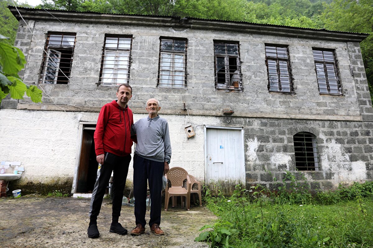 Pandemi sürecinde hijyen ve mesafeye önem verip misafir kabul etmeyen Hacıfettahoğlu, günlerini arıcılık, bağ ve bahçe işleriyle geçiriyor. Eve gelen sağlık görevlilerinin aşılarını yaptığı ve virüse yakalanmadan yaklaşık 3 yıldır evinin bahçesi dışında dışarı çıkmayan, çarşı ve pazara da gitmeyen Hacıfettahoğlu, beslediği tavuklarla, arı ve güvercinleriyle vakit geçiriyor.