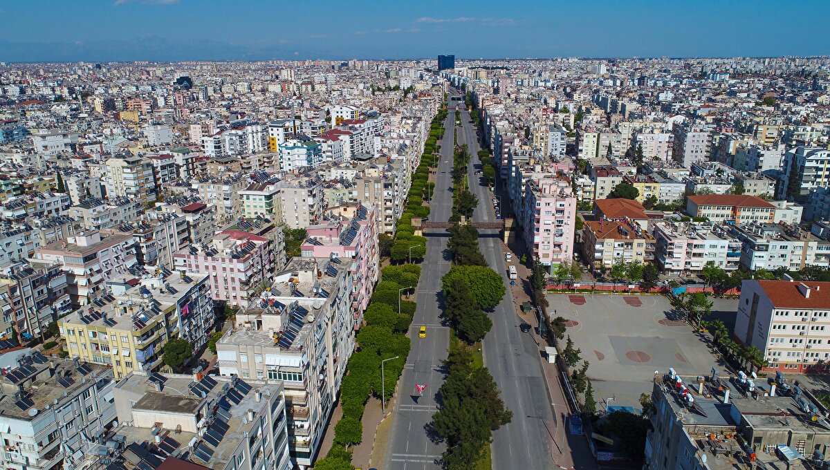 Artan kira fiyatlarıyla dikkati çeken ve özellikle yabancıların büyük ilgi gösterdiği turizm kenti Antalya'da sektör temsilcileri talebi karşılamada zorlanıyor. Bir süredir artış eğiliminde olan kira fiyatları seçim döneminde duraksadı.